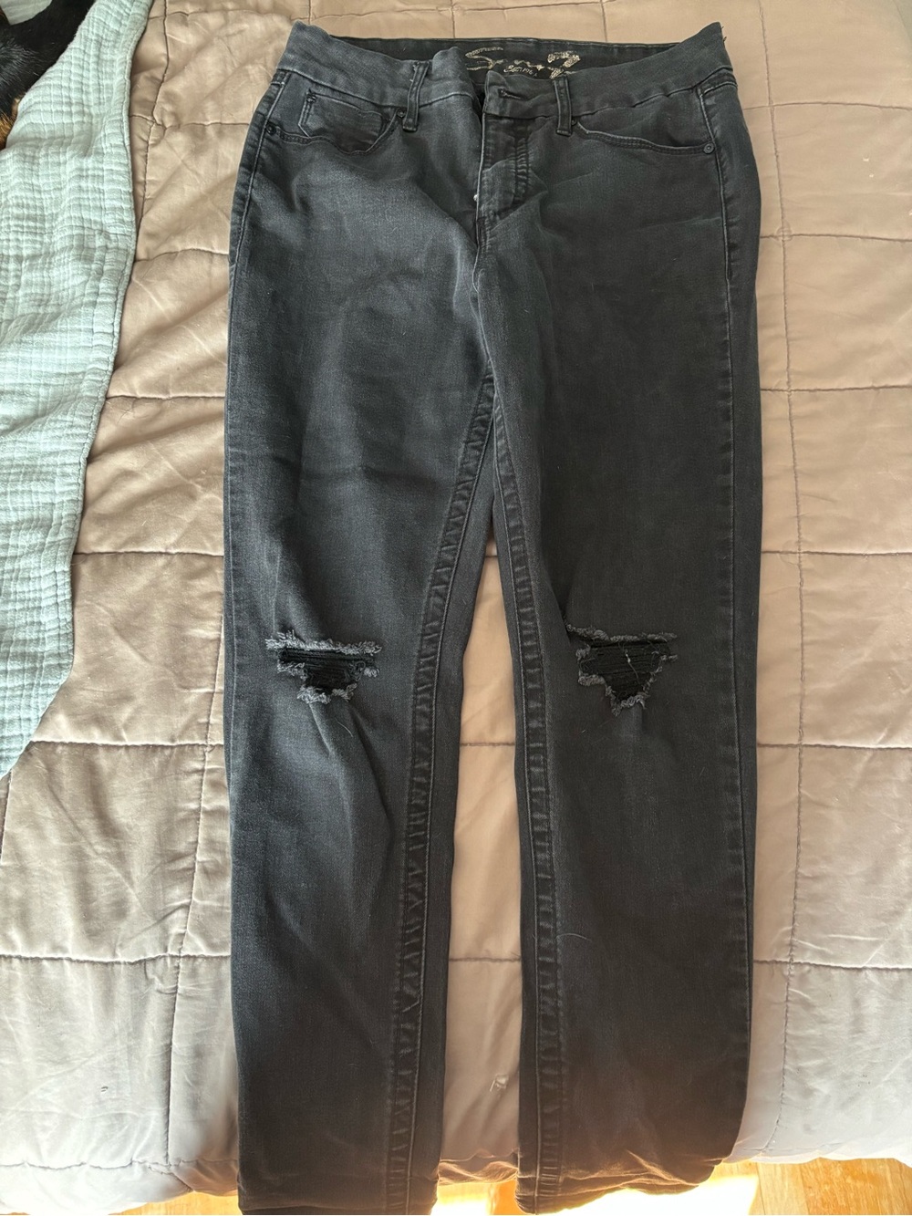 Seven7 Black Skinny Jeans with Knee Rips